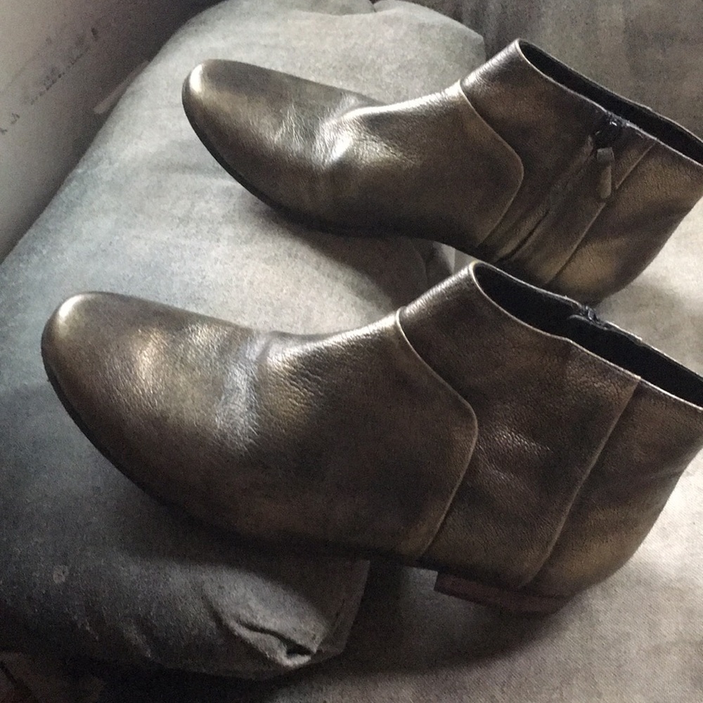 ColeHaan metallic low leather boots. Awesome 🐨💕